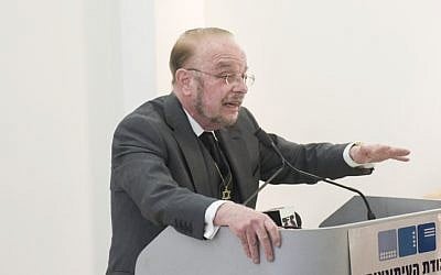 Attorney Yoram Sheftel speaks during a press conference in Tel Aviv on March 1, 2016. (Flash90)