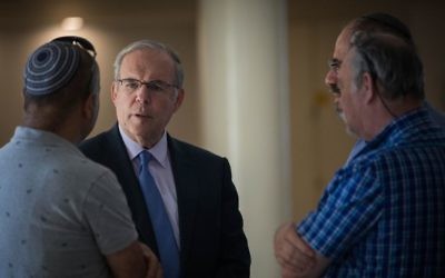 Yonatan Halevy, Director General of Shaare Zedek Hospital , speaks with parents of children from Hadassah Hospital's hemato-oncology department while at the Supreme Court in Jerusalem, June 28, 2017. (Yonatan Sindel/Flash90)