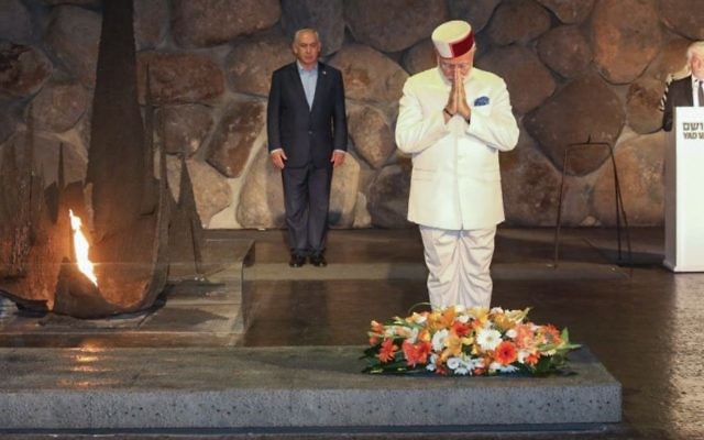Indian Prime Minister Narendra Modi lays a wreath during a ceremony at the Hall of Remembrance in the Yad Vashem Holocaust museum in Jerusalem, July 4, 2017. (Isaac Harari/Yad Vashem) 