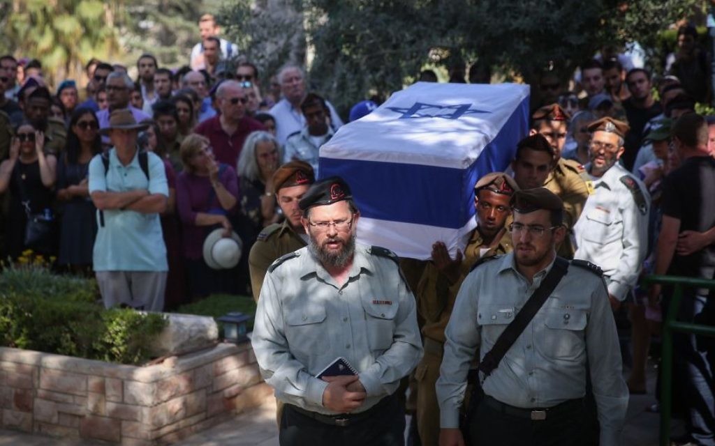 Family and friends attend the funeral of 2nd Lt. David Golovenchik at Mt Herzl military cemetery, in Jerusalem on July 5, 2017. (Hadas Parush/Flash90)