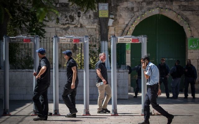Israeli security forces near metal detectors placed outside the Temple Mount, in Jerusalem's Old City, on July 16, 2017. (Yonatan Sindel/Flash90) Israeli security forces near metal detectors placed outside the Temple Mount, in Jerusalem's Old City, on July 16, 2017. (Yonatan Sindel/Flash90)