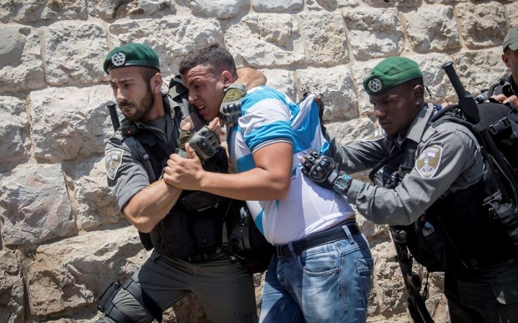 Border Police officers clash with Muslim worshipers during a protest at the Old City of Jerusalem's Lions Gate on July 19, 2017. (Yonatan Sindel/Flash90)