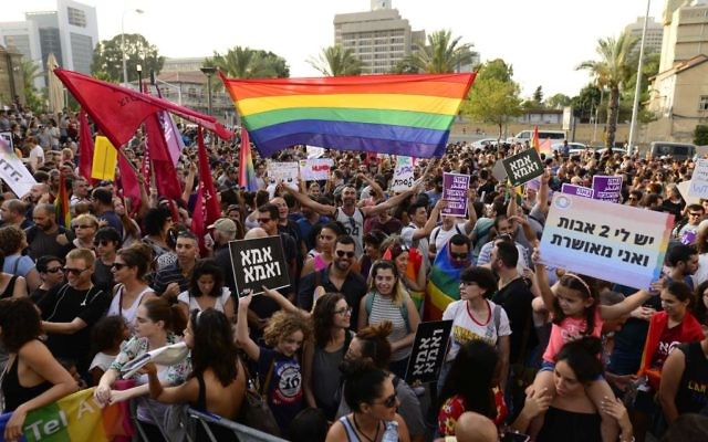 Hundreds protest in support of the right of same-sex couples to adopt children in Tel Aviv, July 20, 2017. (Tomer Neuberg/Flash90) 