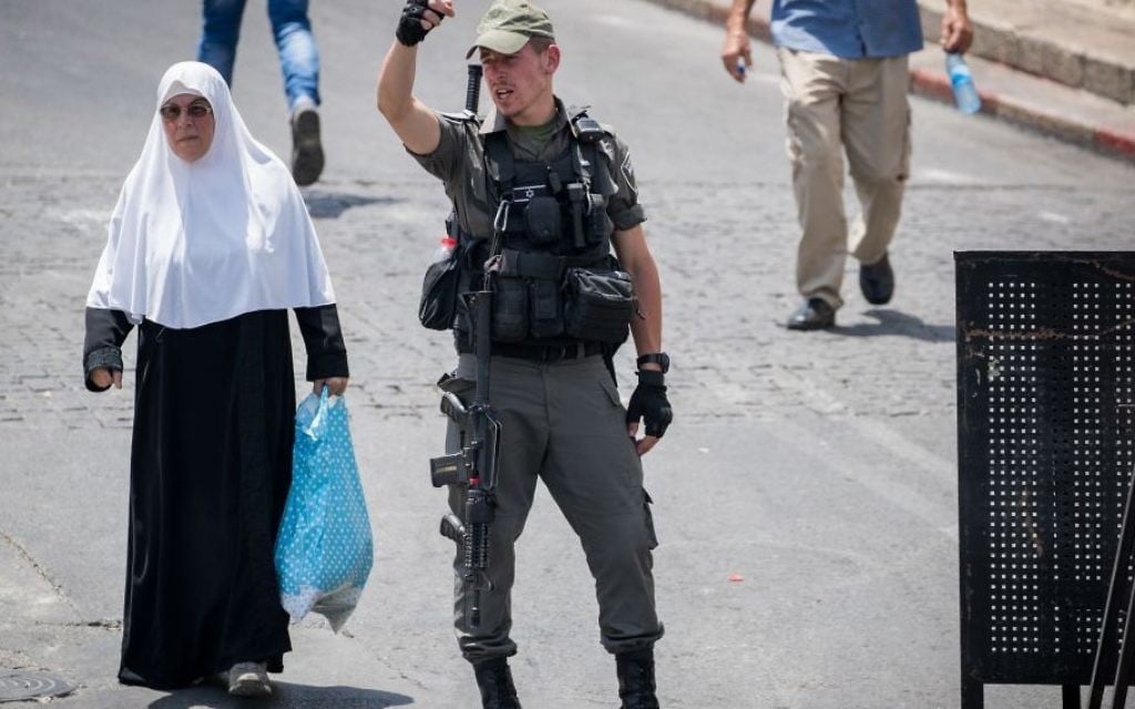 An Israeli police officer guards at the Lion's Gate at the entrance to Jerusalem's Old City, July 23, 2017.  (Yonatan Sindel/Flash90)