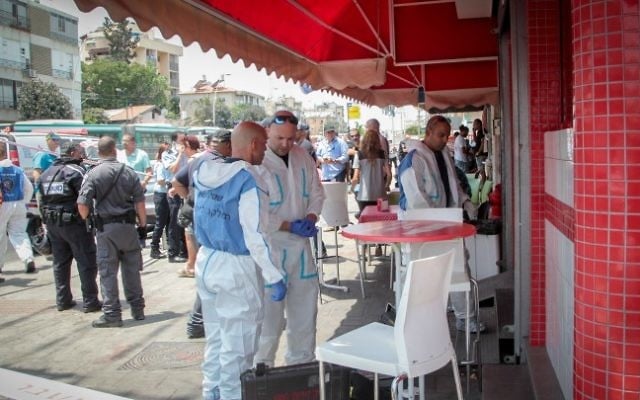 Police at the shawarma shop where a Palestinian man stabbed an Arab-Israeli bus driver in Petah Tikva, July 24, 2017 (Roy Alima/Flash90)