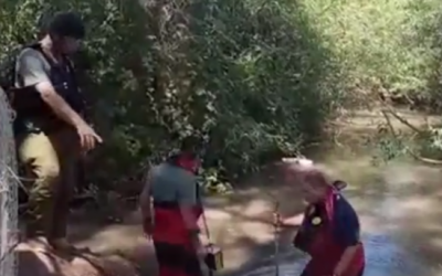 Police sappers search for a mortar shell found in the Yarkon River on July 31, 2017. (Screen capture: YouTube)