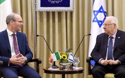 President Reuven Rivlin (R) and Irish Foreign Minister Simon Coveney during a working meeting at the president's residence in Jerusalem on July 12, 2017. (Mark Neiman/GPO)