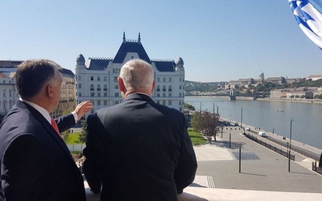 Hungarian Prime Minister Viktor Orban (right) and PM Netanyahu at the Hungarian Parliament in Hungary, July 18, 2017 (GPO)
