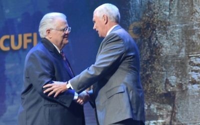 Pastor John Hagee (L) founder of Christians United for Israel, shaking hands with Vice President Mike Pence at CUFI’s annual conference, July 17, 2017. (Kasim Hafeez/CUFI)