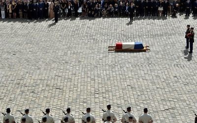 French President Emmanuel Macron (C, top) attends a tribute ceremony for French politician and Holocaust survivor Simone Veil in the courtyard of the Invalides in Paris, France, on July 5, 2017.  (AFP PHOTO / ALAIN JOCARD)