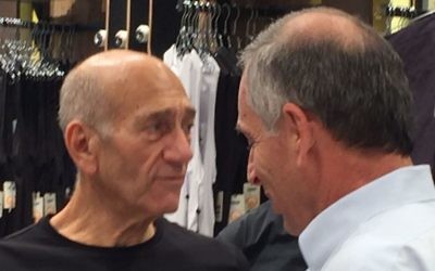 Former prime minister Ehud Olmert (l) is seen shopping at TLV Fashion Mall in Tel Aviv on July 2, 2017, hours after being paroled from Matisyahu Prison. (courtesy)