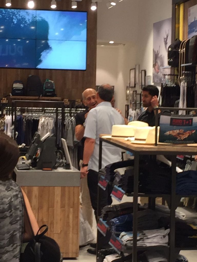 Former prime minister Ehud Olmert (l) is seen shopping at TLV Fashion Mall in Tel Aviv on July 2, 2017, hours after being paroled from Matisyahu Prison. (courtesy) Former prime minister Ehud Olmert (l) is seen shopping at TLV Fashion Mall in Tel Aviv on July 2, 2017, hours after being paroled from Matisyahu Prison. (courtesy)