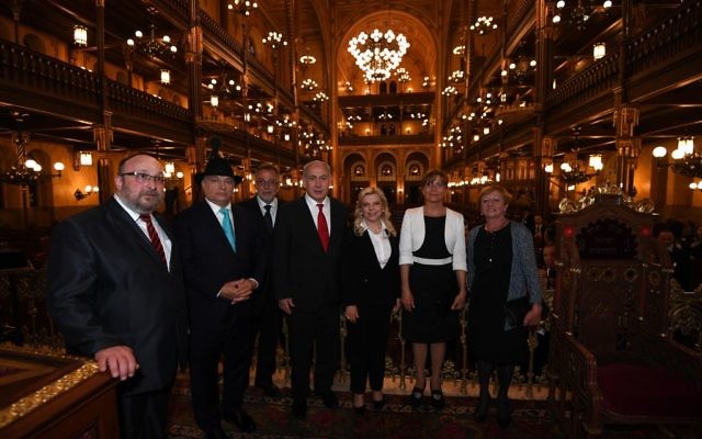 PM Netanyahu and Hungarian PM Viktor Orban visit the Dohany Street Synagogue in Budapest before speaking at an event at the adjacent JCC, July 19, 2017 (Haim Tzach/GPO)