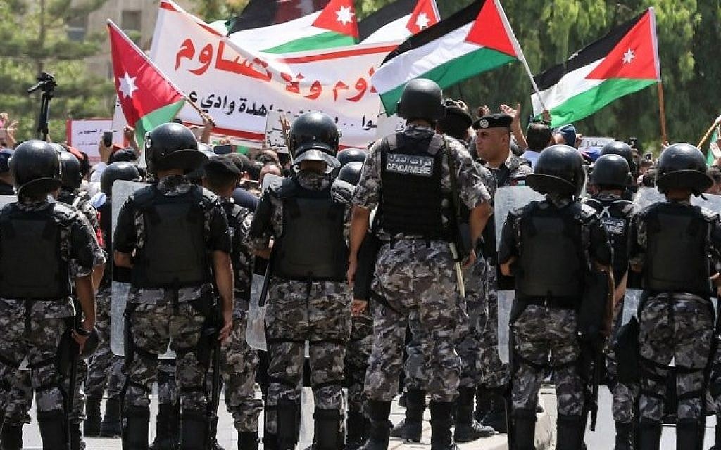 Jordanian security forces stand on guard as protesters wave Jordanian flags and chant slogans during a demonstration near the Israeli embassy in the capital Amman on July 28, 2017. (AFP Photo/Khalil Mazraawi) Jordanian security forces stand on guard as protesters wave Jordanian flags and chant slogans during a demonstration near the Israeli embassy in the capital Amman on July 28, 2017. (AFP Photo/Khalil Mazraawi)