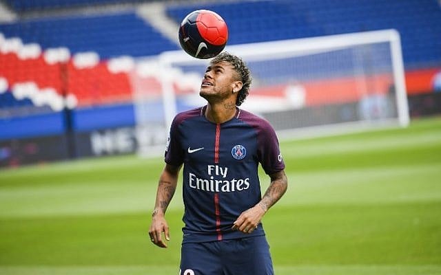 Brazilian soccer star Neymar plays with a ball during his official presentation at Paris' Parc des Princes stadium on August 4, 2017. (AFP Photo/Lionel Bonaventure) Brazilian soccer star Neymar plays with a ball during his official presentation at Paris' Parc des Princes stadium on August 4, 2017. (AFP Photo/Lionel Bonaventure)