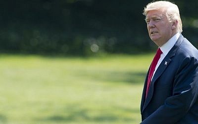 US President Donald Trump walks to Marine One prior to departure from the South Lawn of the White House in Washington, DC, on August 4, 2017. (AFP PHOTO / SAUL LOEB)