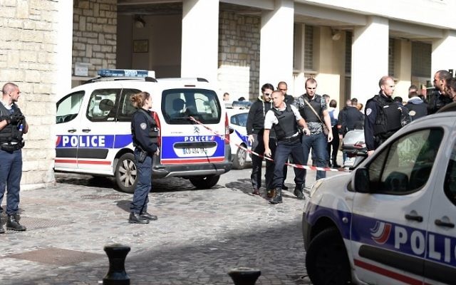 Police gather at the scene of a suspected car-ramming attack on French soldiers on patrol in the Paris suburb of Levallois-Perret on August 9, 2017. (AFP Photo/Stephane De Sakutin) Police gather at the scene of a suspected car-ramming attack on French soldiers on patrol in the Paris suburb of Levallois-Perret on August 9, 2017. (AFP Photo/Stephane De Sakutin)