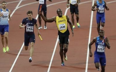 Jamaica's Usain Bolt (C) pulls up injured in the final of the men's 4x100m relay athletics event at the 2017 IAAF World Championships at the London Stadium in London on August 12, 2017.(AFP Photo/Adrian Dennis)