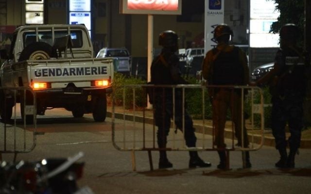 Burkina Faso gendarmes and army forces patrol the steets on August 13, 2017 as soldiers launch an operation against suspected jihadists in Burkina Faso after gunmen attacked a cafe in the capital Ouagadougou. (AFP / Ahmed OUOBA) Burkina Faso gendarmes and army forces patrol the steets on August 13, 2017 as soldiers launch an operation against suspected jihadists in Burkina Faso after gunmen attacked a cafe in the capital Ouagadougou. (AFP / Ahmed OUOBA)