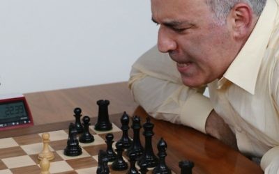Grandmaster chess player Garry Kasparov scowles at the chessboard during a match against grandmaster Levon Aronian during day two of the Grand Chess Tour at the Chess Club and Scholastic Center in St. Louis on August 15, 2017. (AFP PHOTO / BILL GREENBLATT)