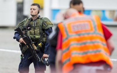 An armed police officer stands guard at the Turku Market Square in the Finnish city of Turku where several people were stabbed on August 18, 2017.( AFP PHOTO / Lehtikuva / Roni Lehti )