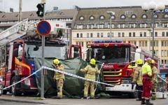 Rescue personnel cordon off the area at the Turku Market Square in the Finnish city of Turku where several people were stabbed on August 18, 2017. (AFP PHOTO / Lehtikuva / Roni Lehti)