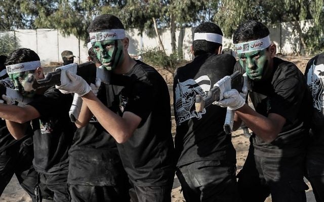 Young Palestinians take part in a military graduation ceremony at a Hamas summer camp in Khan Yunis, in the southern Gaza Strip, on August 18, 2017. (AFP PHOTO / SAID KHATIB)