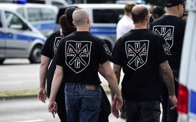 Extreme right-wings demonstrators gather prior to a neo-Nazi rally on the occasion of the 30th anniversary of the death of Hitler's deputy Rudolf Hess in Berlin Spandau on August 19, 2017. AFP/Tobias SCHWARZ)
