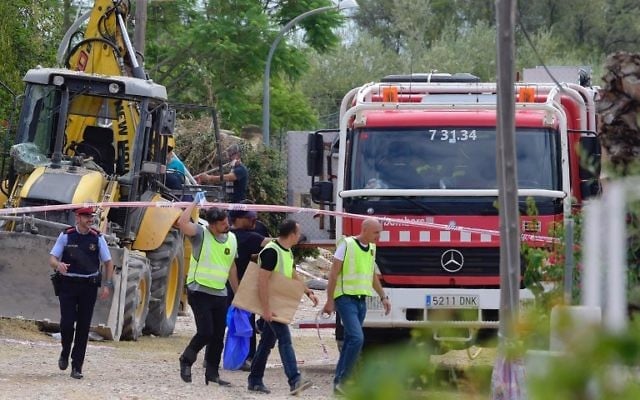 Police officers investigate the rubble of a house in Alcanar where suspects in the twin terror assaults in Spain were believed to be building bombs, on August 20, 2017. (AFP/Jose Jordan) Police officers investigate the rubble of a house in Alcanar where suspects in the twin terror assaults in Spain were believed to be building bombs, on August 20, 2017. (AFP/Jose Jordan)