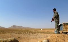 Syrian pro-government forces hold a position in the western Qalamoun, on August 20, 2017, during an offensive against Islamic State (IS) group fighters. (AFP PHOTO / STRINGER)