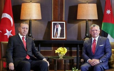 Jordan's King Abdullah II (R) meets with Turkish President Recep Tayyip Erdogan at the royal palace in Amman on August 21, 2017. (AFP Photo/ Khalil Mazraawi/ File)