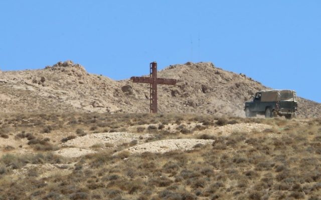 An Lebanese army vehicle drives near a cross near the eastern town of Ras Baalbek, on August 22, 2017.
(AFP PHOTO / STRINGER) An Lebanese army vehicle drives near a cross near the eastern town of Ras Baalbek, on August 22, 2017.
(AFP PHOTO / STRINGER)