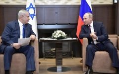 Russian President Vladimir Putin (R) meets with Prime Minister Benjamin Netanyahu at the Bocharov Ruchei state residence in Sochi on August 23, 2017. (AFP/Sputnik/Alexey Nikolsky)