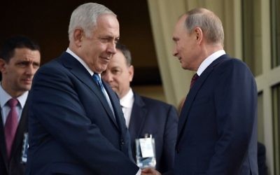 Russian President Vladimir Putin (R) shakes hands with Prime Minister Benjamin Netanyahu during their meeting in Sochi on August 23, 2017. (AFP Photo/Sputnik/Alexey Nikolsky)