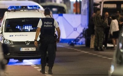 Policemen stand guard the Boulevard Emile Jacqmain in downtown Brussels on August 25, 2017, where a man is alleged to have attacked soldiers with a knife and was shot. (AFP PHOTO / Belga / LAURIE DIEFFEMBACQ)