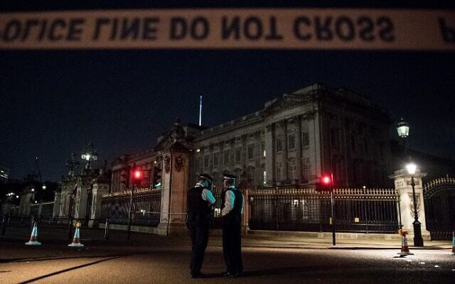 Police officers stand guard at a police cordon next to London's Buckingham Palace following an incident where a man armed with a sword was arrested outside the palace in an apparent attempted terror attack on August 26, 2017. (AFP/Chris J. Ratcliffe) Police officers stand guard at a police cordon next to London's Buckingham Palace following an incident where a man armed with a sword was arrested outside the palace in an apparent attempted terror attack on August 26, 2017. (AFP/Chris J. Ratcliffe)