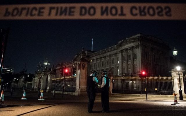 UK police officers stand guard outside Buckingham Palace following an incident where a man armed with a sword was arrested outside the palace on August 26, 2017. (AFP Photo/Chris J Ratcliffe) UK police officers stand guard outside Buckingham Palace following an incident where a man armed with a sword was arrested outside the palace on August 26, 2017. (AFP Photo/Chris J Ratcliffe)