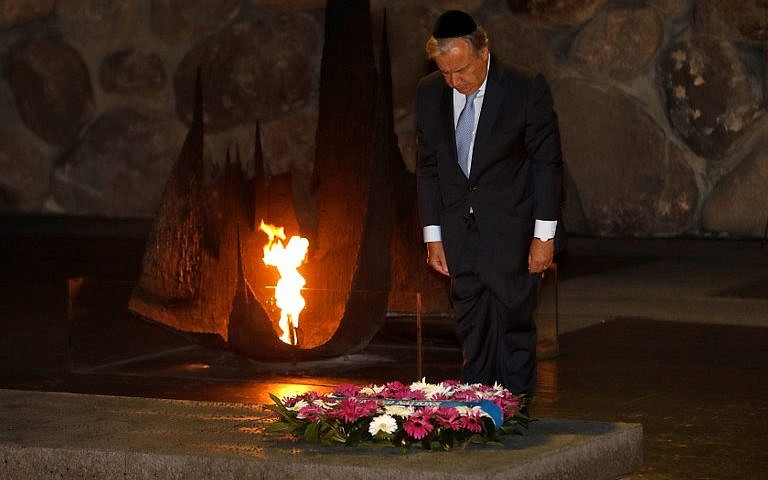 United Nations Secretary General Antonio Guterres lays a wreath at the Yad Vashem Holocaust Memorial museum in Jerusalem on August 28, 2017. (AFP Photo/Menahem Kahana)