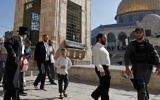 MK Yehuda Glick (C-L) walks barefoot, escorted by Israeli police and supporters, inside the flash-point Temple Mount complex in Jerusalem's Old City on August 29, 2017. (AHMAD GHARABLI / AFP).