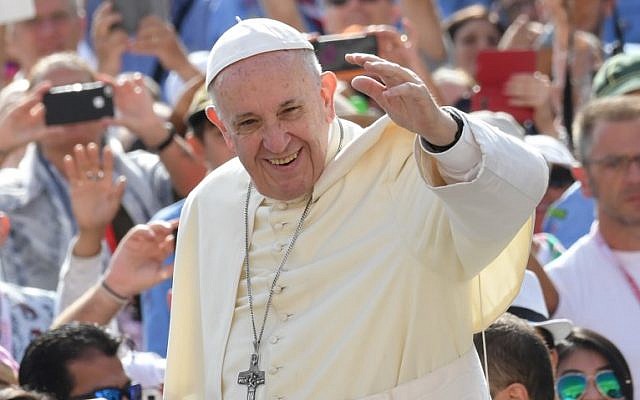 Pope Francis waves to the faithful as he arrives for his weekly general audience at St Peter's square on August 30, 2017 in Vatican. (AFP PHOTO / ANDREAS SOLARO) Pope Francis waves to the faithful as he arrives for his weekly general audience at St Peter's square on August 30, 2017 in Vatican. (AFP PHOTO / ANDREAS SOLARO)