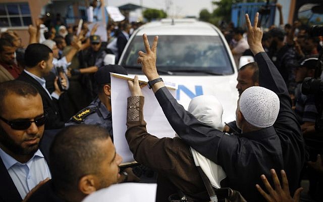 Palestinians block the road ahead of a convoy transporting United Nations Secretary General Antonio Guterres, upon his arrival at Erez border crossing in Beit Hanun, in the northern Gaza Strip, on August 30, 2017. / AFP PHOTO / MOHAMMED ABED