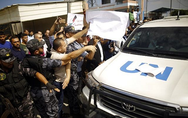 Palestinians block the road ahead of a convoy transporting United Nations Secretary General Antonio Guterres, upon his arrival at Erez border crossing in Beit Hanun, in the northern Gaza Strip, on August 30, 2017. / AFP PHOTO / MOHAMMED ABED