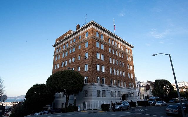 This photo taken on December 29, 2016 shows people walking past the Consulate-General of Russia in San Francisco, California. (AFP PHOTO / Josh Edelson) This photo taken on December 29, 2016 shows people walking past the Consulate-General of Russia in San Francisco, California. (AFP PHOTO / Josh Edelson)