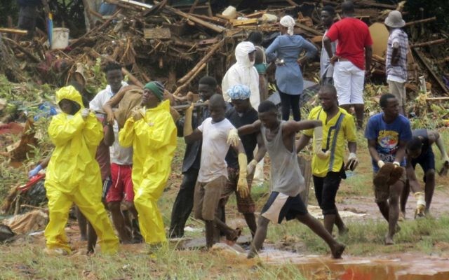 Rescue workers carry the body of a victim from the site of a mudslide in Regent, east of Freetown, Sierra Leone, Monday, August 14, 2017. (AP/ Manika Kamara) Rescue workers carry the body of a victim from the site of a mudslide in Regent, east of Freetown, Sierra Leone, Monday, August 14, 2017. (AP/ Manika Kamara)