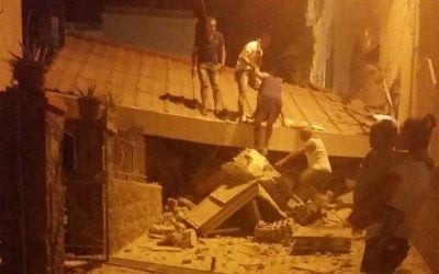 People remove debris after an earthquake hit Ischia island, near Naples, Southern Italy, August 21, 2017. (Serenella Mattera/ANSA via AP)