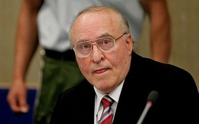German right wing extremist Ernst Zundel in a court in Mannheim, southern Germany, at the beginning of a trial to face charges including incitement libel and disparaging the dead, November 8, 2005. (AP Photo/Michael Probst)