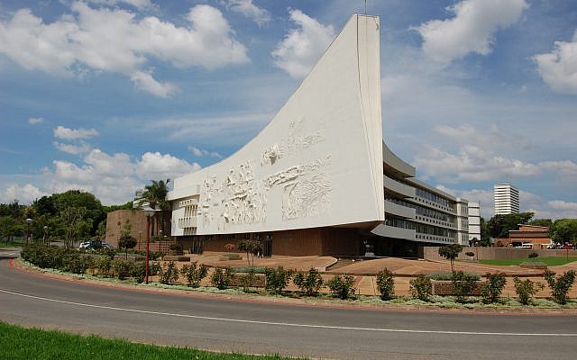 Main building of the University of Pretoria. (CC BY-SA Mike Prince, Wikimedia Commons). Main building of the University of Pretoria. (CC BY-SA Mike Prince, Wikimedia Commons).