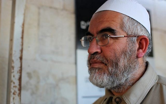 Sheikh Raed Salah, head of the Islamic Movement's Northern Branch, arrives at court in Jerusalem, on November 5, 2009. (Kobi Gideon / FLASH90)