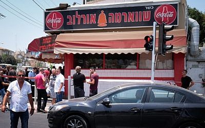 The shawarma shop where a Palestinian man stabbed an Arab-Israeli bus driver in Petah Tikva, July 24, 2017 (Roy Alima/Flash90)
