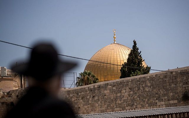 An orthodox Jewish man looks at the Dome of the Rock in Jerusalem Old City, August 1, 2017. (Yonatan Sindel/Flash90) An orthodox Jewish man looks at the Dome of the Rock in Jerusalem Old City, August 1, 2017. (Yonatan Sindel/Flash90)
